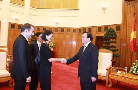 越南政府副总理黄忠海与海外法国人事务国务秘书福乐尔·佩勒林